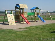 Hrací sestava Barn a Hut spojená můstkem Bridge Link