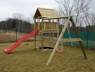 Hřiště Cabin se skluzavkou a houpačkou