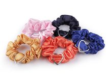 Saténová scrunchie gumička do vlasů / náramek srdce