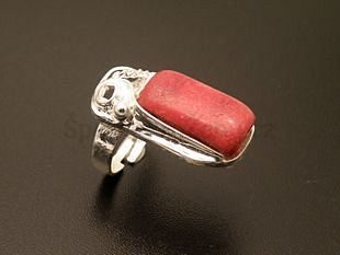 Prsten s červeným korálem
