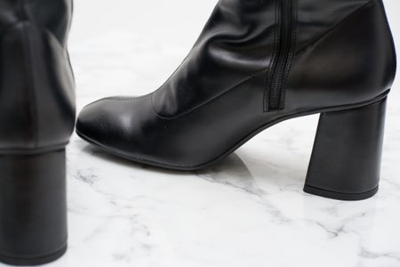 Dámske jednoduché členkové topánky - čierna -