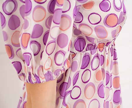 Dámske krátke šaty s bodkami - fialová -