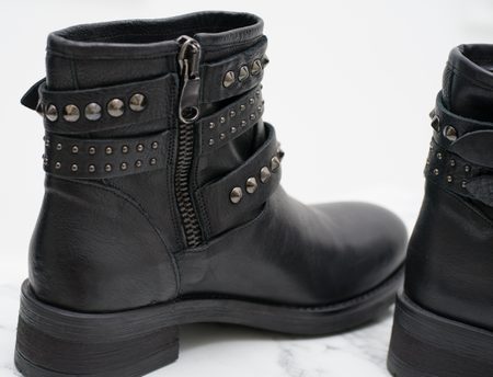 Dámské kožené kotníkové boty s přezkami - černá -