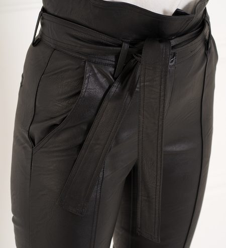 Dámské černé koženkové kalhoty s vázáním -