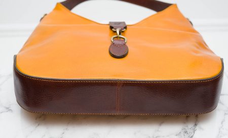 Dámska kožená kabelka cez rameno s prednou karabínou žlto - hnedá -