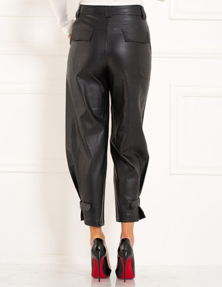 Dámské černé koženkové kalhoty volné s pásky -
