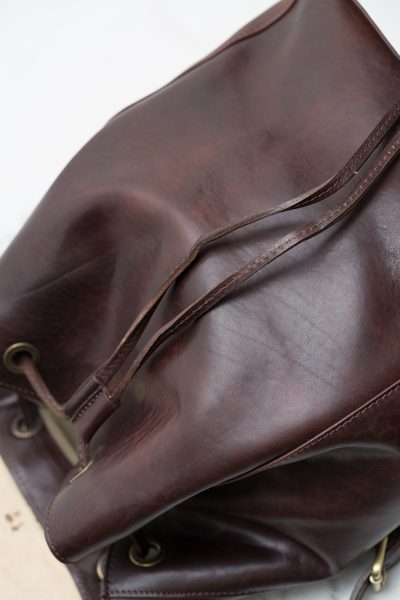 Dámský kožený batoh s klopou - tmavě hnědá -
