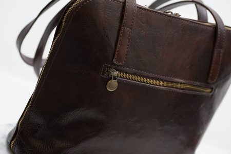 Dámská kožená kabelka s dlouhými poutky - tmavě hnědá -