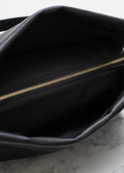 Dámská exkluzivní kožená kabelka s magnety - černá -