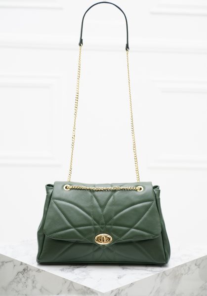 Dámska kožená kabelka prešívaná s retiazkou - tmavo zelená -