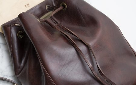 Dámský kožený batoh s klopou - tmavě hnědá -