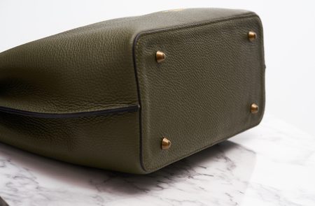 Dámská kožená kabelka s kováním - tmavě zelená -