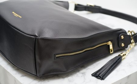 Dámská kožená kabelka přes rameno se zlatým kováním - černá -