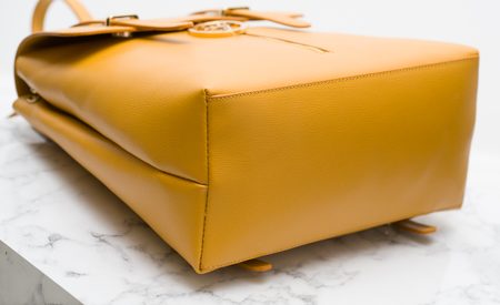 Dámský kožený batoh na patenty ražený - tmavě žlutá -