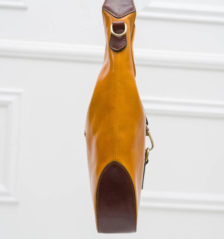 Dámska kožená kabelka cez rameno s prednou karabínou žlto - hnedá -