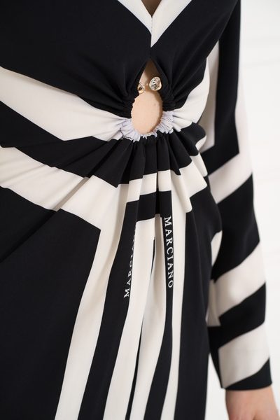 Guess by Marciano krátké šaty černo - bílá -