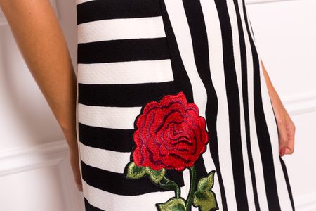Dámské elegantní šaty s pruhy a červenou růží -