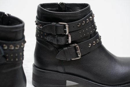 Dámske kožené členkové topánky s prackami - čierna -