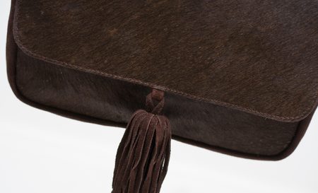 Dámska kožená crossbody kabelka so srsťou a strapcov - tmavo hnedá -