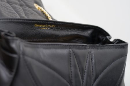 Dámská kožená kabelka prošívaná s řetízkem - černá -