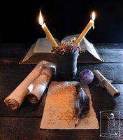 Knihy stínů, magické deníky a pergameny