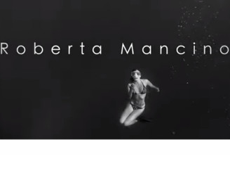 Atletka a modelka Roberta Mancino se potápí s nádhernými rybami