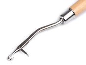 Vázací háček na tapiko s dřevěnou rukojetí