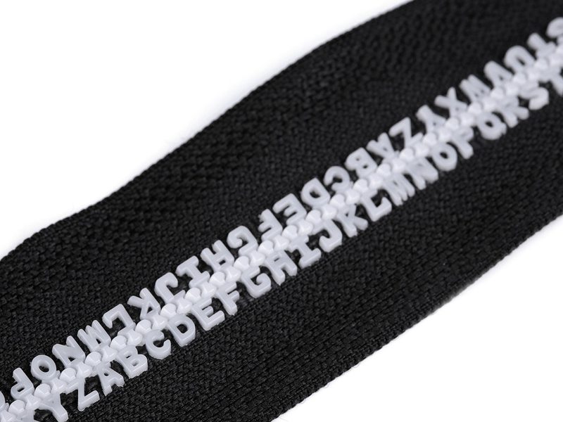 Kostěný zip šíře 5 mm délka 50 cm písmenka