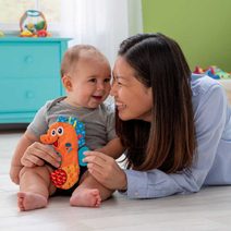 LAMAZE Baby světluška Freddie textilní na zavěšení s aktivitami pro miminko