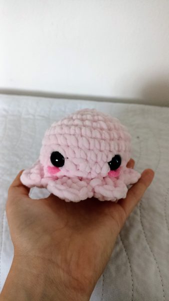 Malá háčkovaná chobotnička růžová