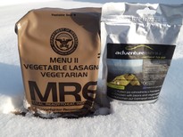 Potravinové dávky MRE vs. Adventure Menu