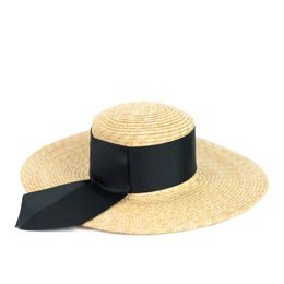 Slaměný klobouk s velkou černou mašlí