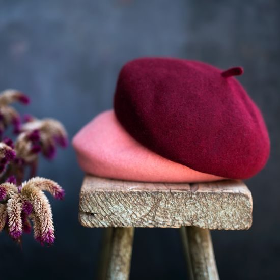 Klasický francouzský baret s anténkou, fialovo-růžový