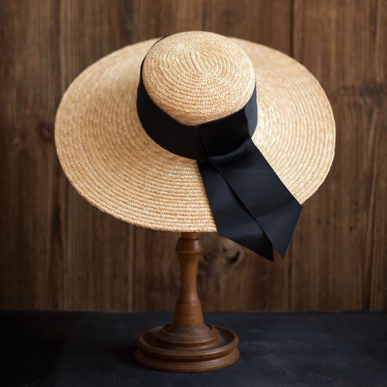 Slaměný klobouk s velkou černou mašlí