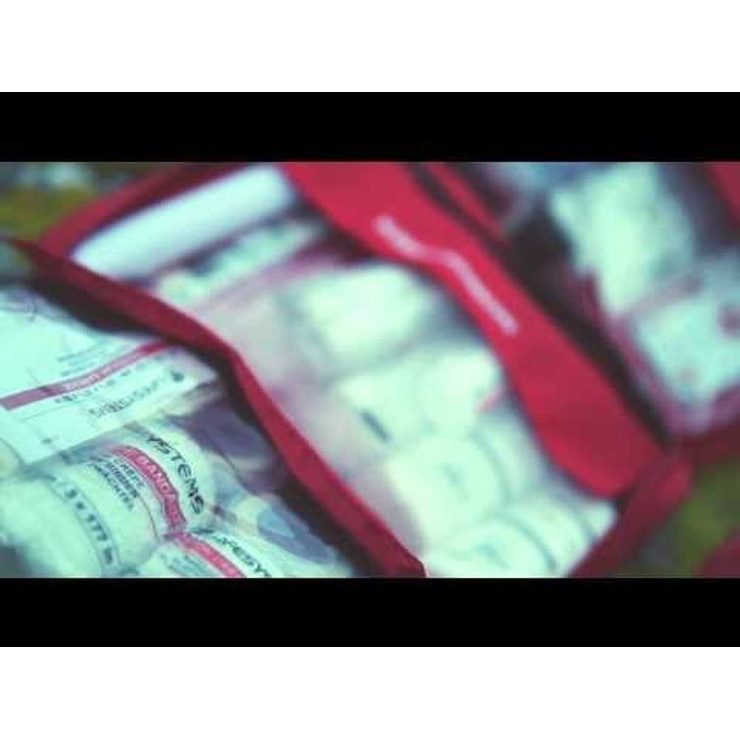 LIFESYSTEMS Light & Dry Micro First Aid Kit