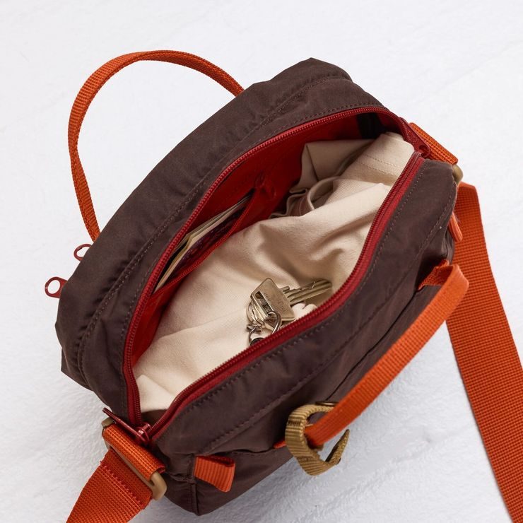 FJÄLLRÄVEN Kånken Koncept Crossbody 4 Black Oak-Rowan Red