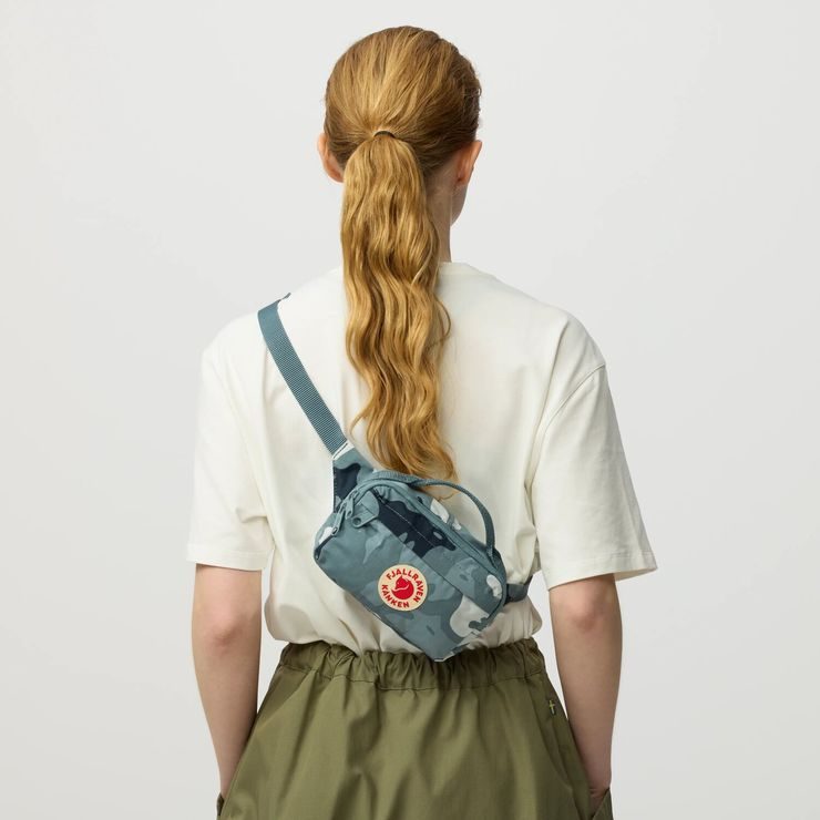 FJÄLLRÄVEN Kånken Graphics Hip Pack Nimbus Blue-Hidden Animals