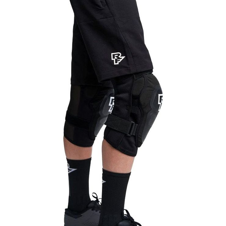 RACE FACE ROAM STEALTH knee pads, stealth
