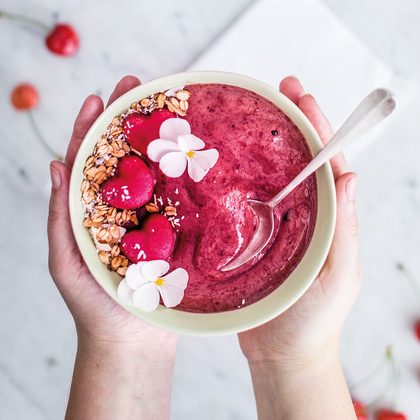 Třešňová smoothie bowl