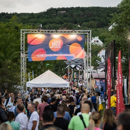 Idén is jön a kedvenc balatoni fesztiválunk: Jazz, divat és bor a Paloznaki Jazzpikniken