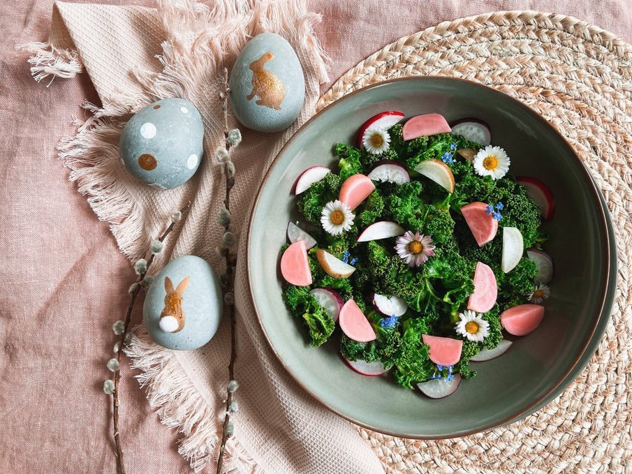 Húsvéti saláta fodros kellel és retek textúrákkal
