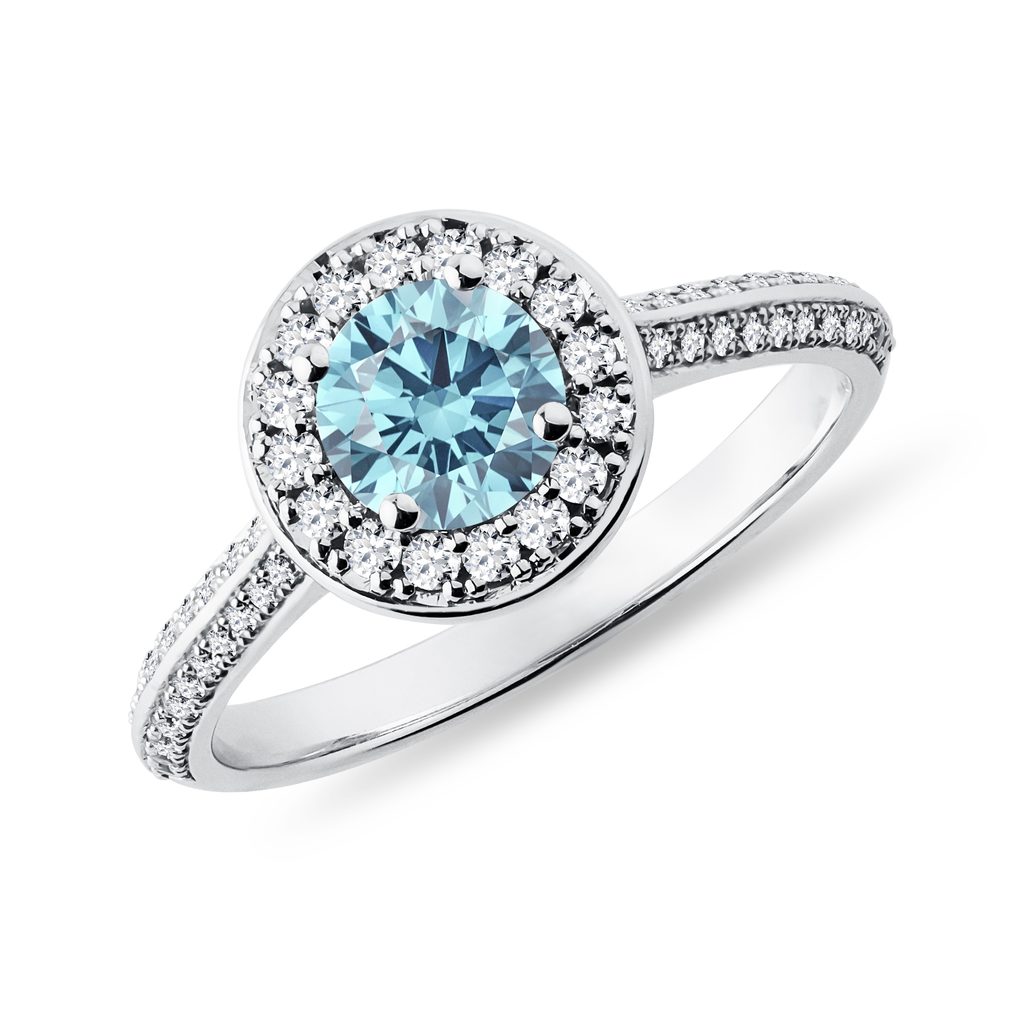 Bague halo en or blanc avec diamant bleu et diamants BAGUE HALO EN OR BLANC AVEC DIAMANT BLEU ET DIAMANTS - BAGUES AVEC DIAMANTS DE SYNTHÈSE - BAGUES DE FIANÇAILLES