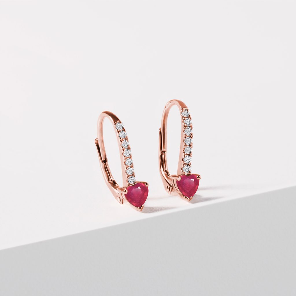 BOUCLES D'OREILLES EN OR ROSE, DIAMANTS ET RUBIS CŒUR - BOUCLES D'OREILLES EN RUBIS - BOUCLES D'OREILLES
