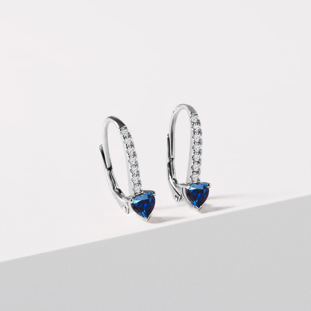 BOUCLES D'OREILLES EN OR BLANC, DIAMANTS ET SAPHIRS CŒUR - BOUCLES D'OREILLES EN SAPHIR - BOUCLES D'OREILLES
