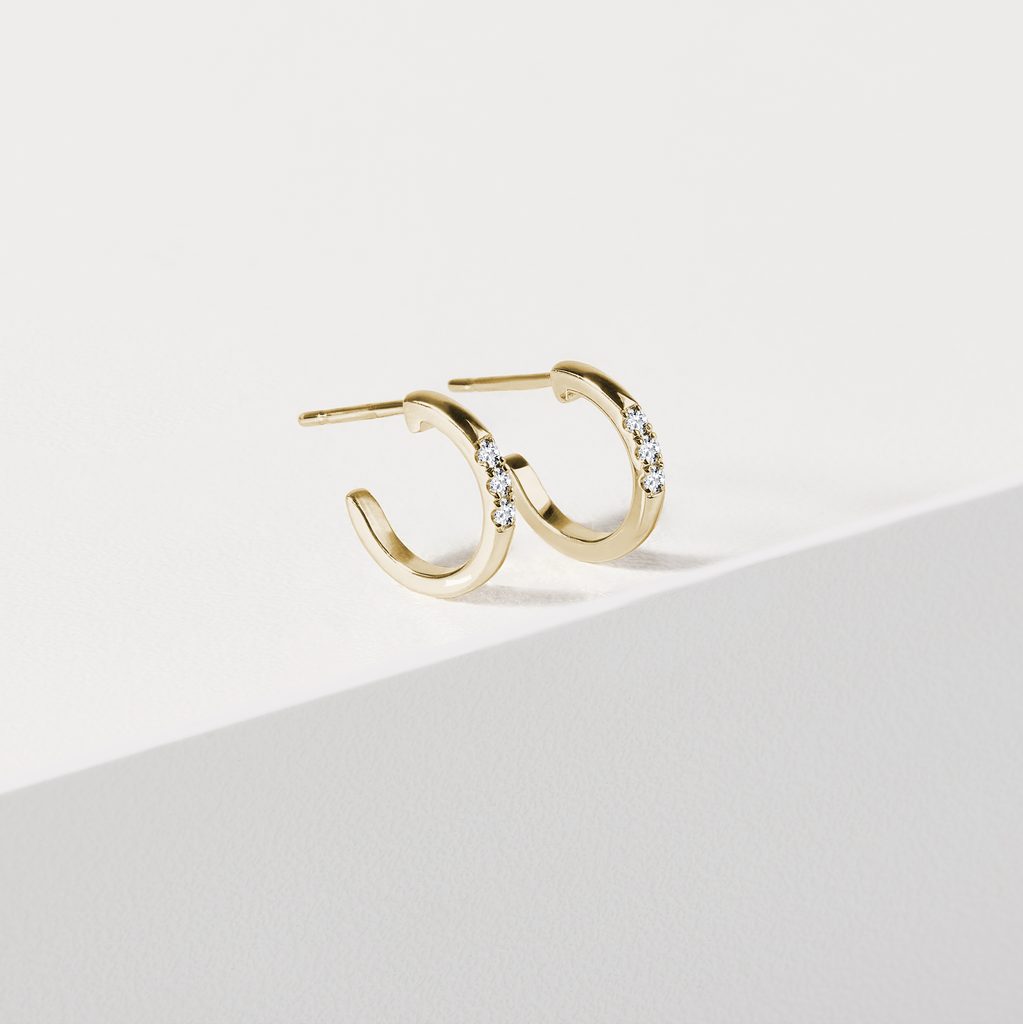 BOUCLES D'OREILLES CRÉOLES EN OR JAUNE ET TROIS DIAMANTS - BOUCLES D'OREILLES EN DIAMANT - BOUCLES D'OREILLES