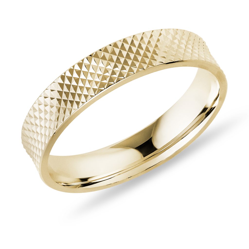 Herrenring mit zartem Muster aus Gelbgold HERRENRING MIT ZARTEM MUSTER AUS GELBGOLD - TRAURINGE FÜR HERREN - TRAURINGE