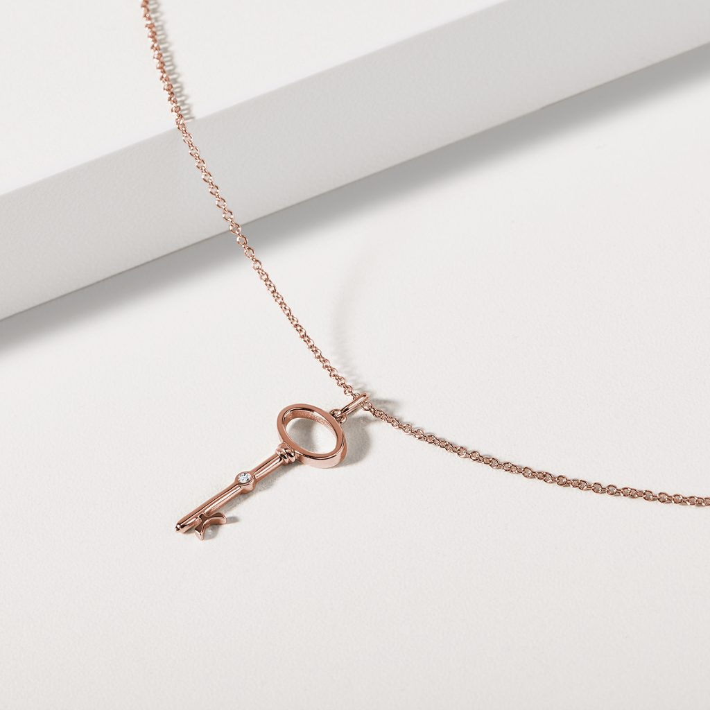 PŘÍVĚSEK KLÍČ Z RŮŽOVÉHO ZLATA S DIAMANTEM - PŘÍVĚSKY - NÁHRDELNÍKY
