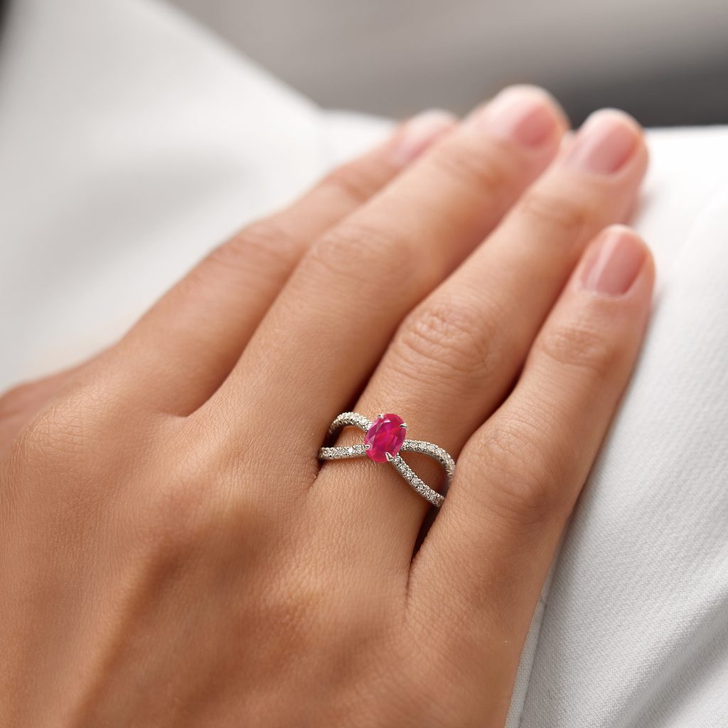 BAGUE DE LUXE EN OR BLANC, RUBIS ET DIAMANTS - BAGUES DE FIANÇAILLES EN RUBIS - BAGUES DE FIANÇAILLES
