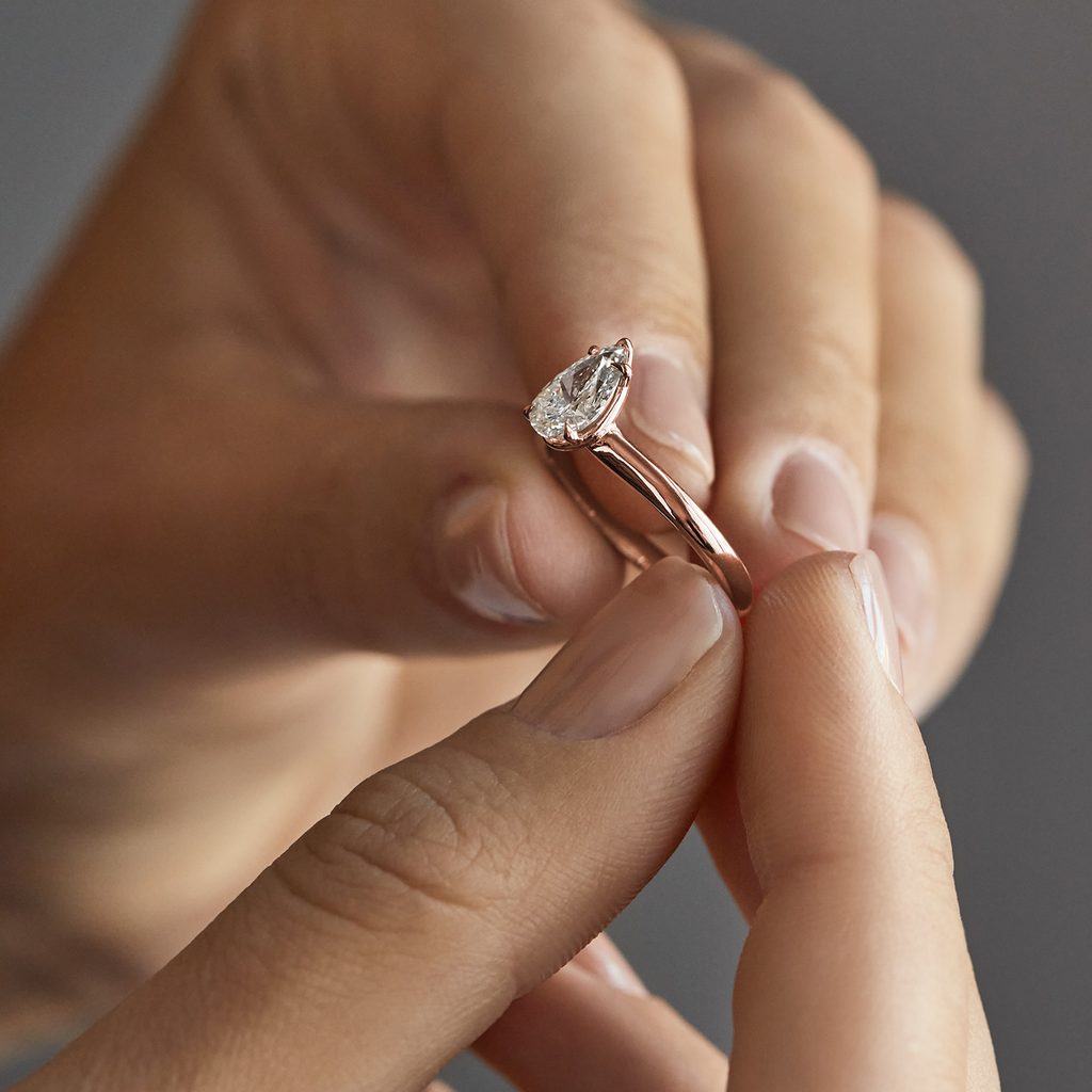 ZESTAW PIERŚCIONEK I OBRĄCZKA Z LABORATORYJNYMI I NATURALNYMI DIAMENTAMI W RÓŻOWYM ZŁOCIE - ZESTAWY ŚLUBNO-ZARĘCZYNOWE - PIERŚCIONKI ZARĘCZYNOWE
