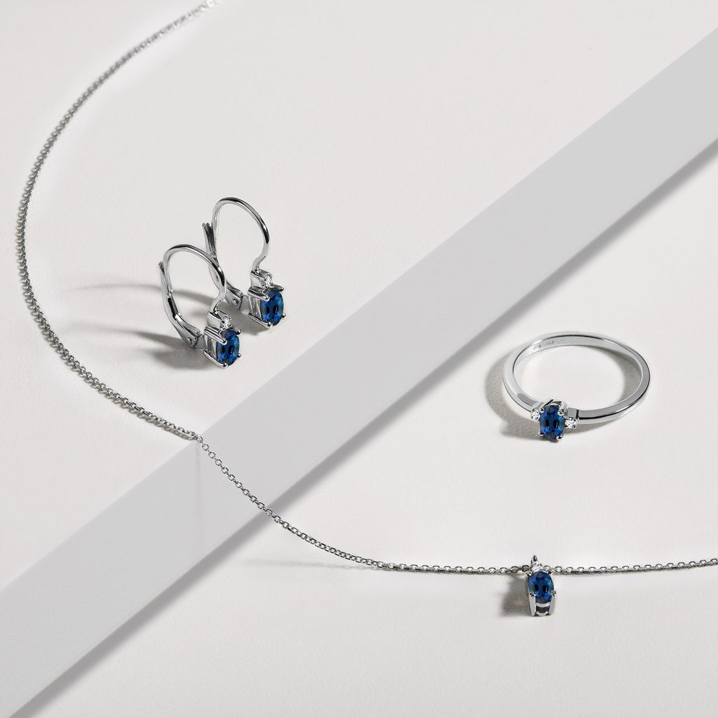 COLLIER EN OR BLANC ORNÉ D'UN SAPHIR OVALE ET D'UN DIAMANT - COLLIERS AVEC SAPHIR - COLLIERS